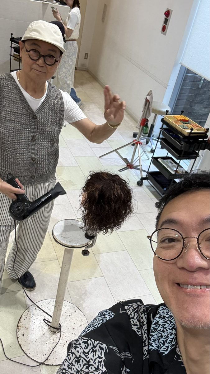 カット講習でウィッグを使った実習の様子