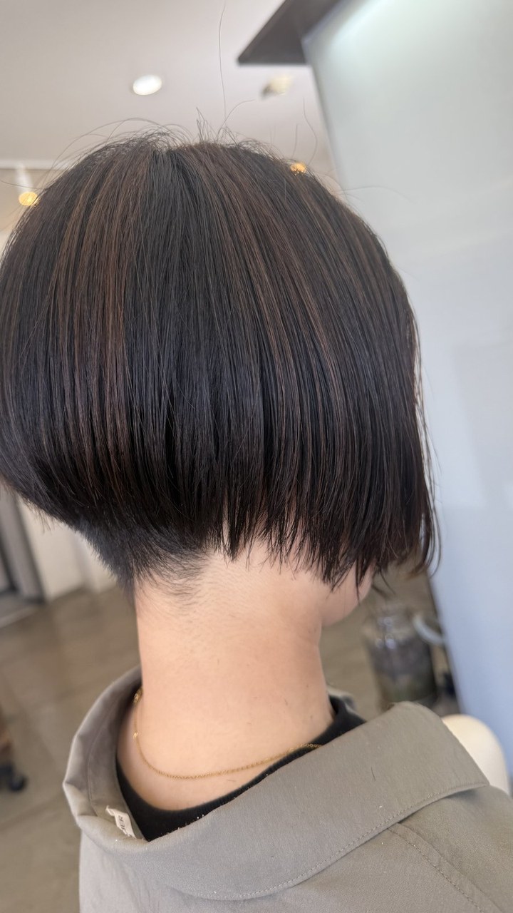 BLESSのヘアスタイル ─ 襟足をすっきり整えたショートボブ