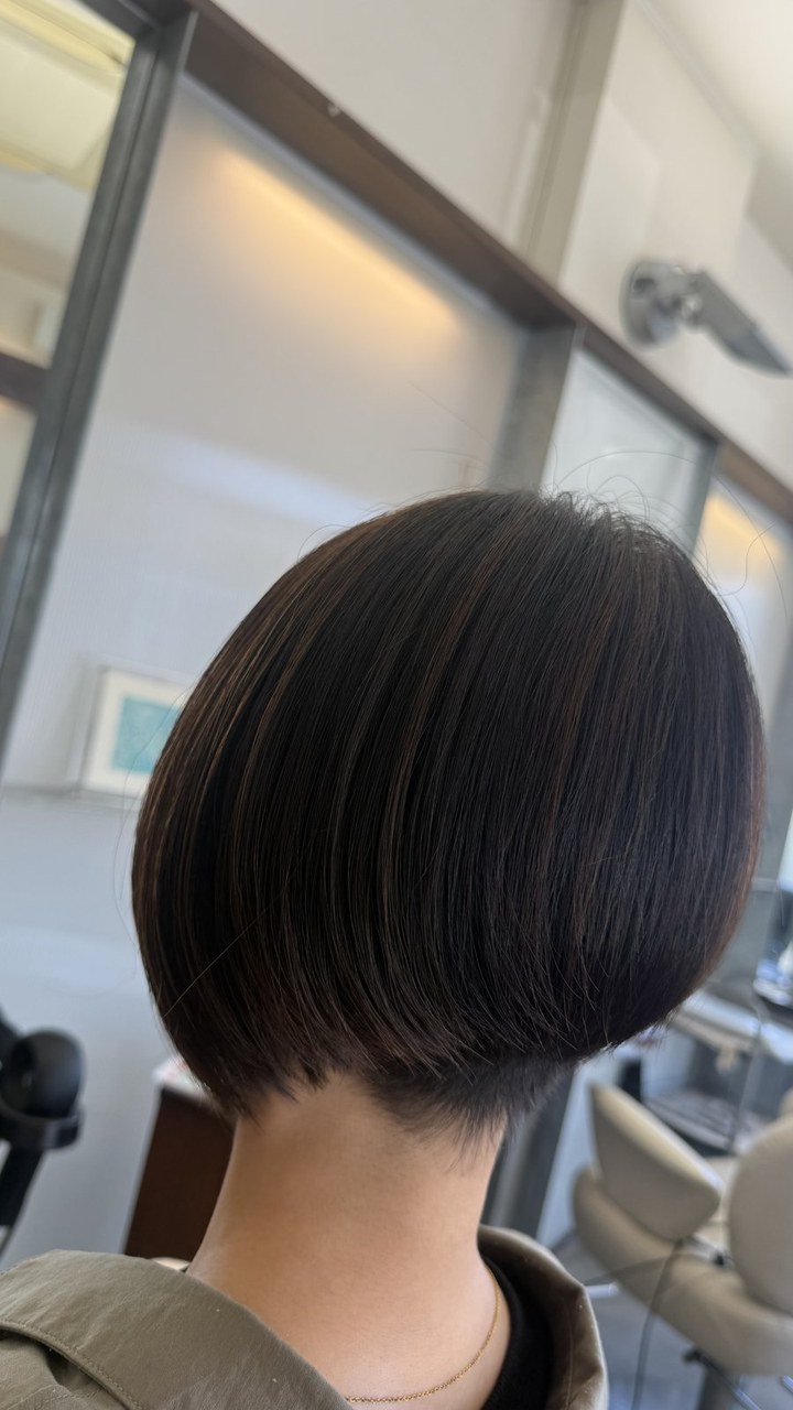 BLESSのヘアスタイル ─ 丸みのあるショートボブ