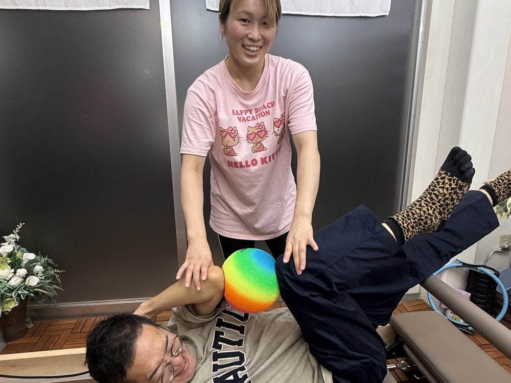 ボールを挟んで苦しそうなあきらっち