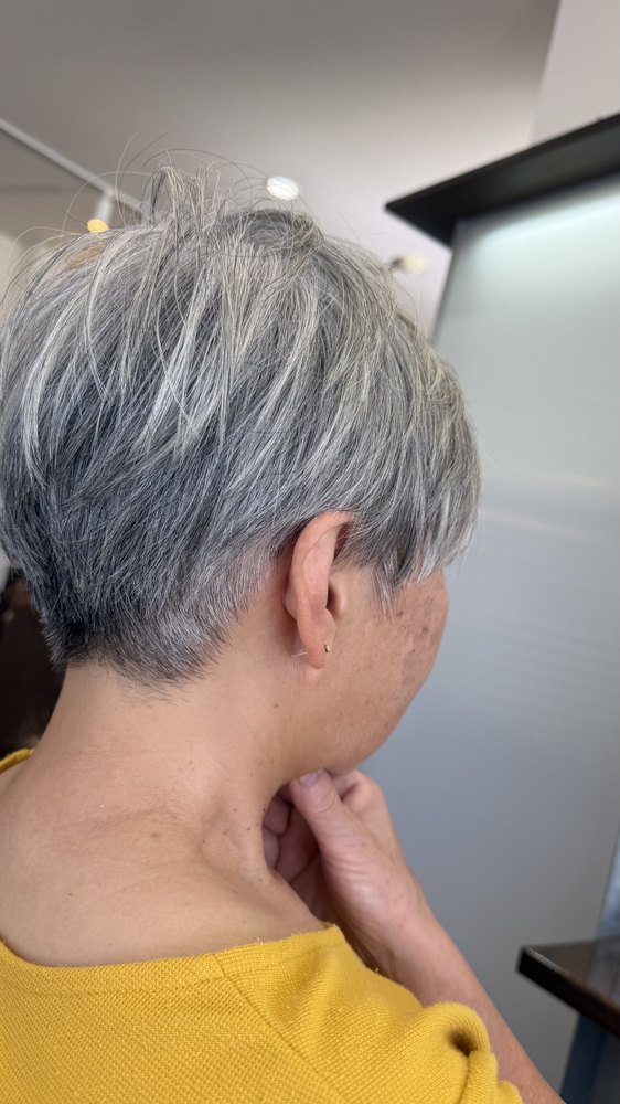 横から見たところ。耳まわりを短く刈り込んだグレイヘアのショート